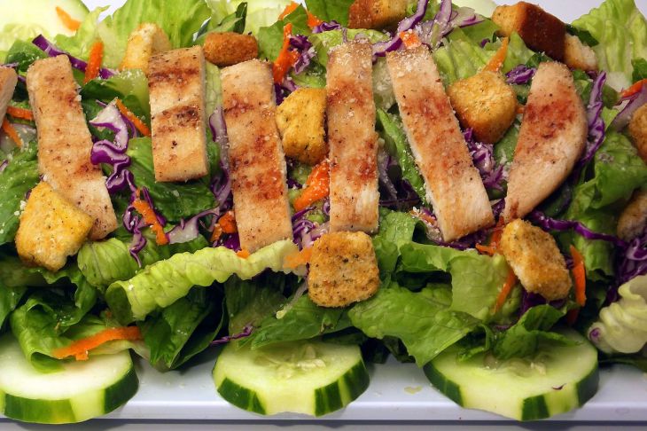 Как приготовить вкусный салат Цезарь с курицей и сухариками: советы, которые сделают блюдо особенным