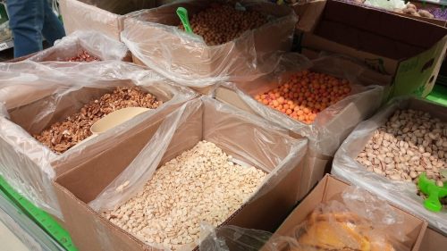 Узбек на рынке рассказал, как многие обманывают людей, продавая орехи и сухофрукты. Делюсь тайной