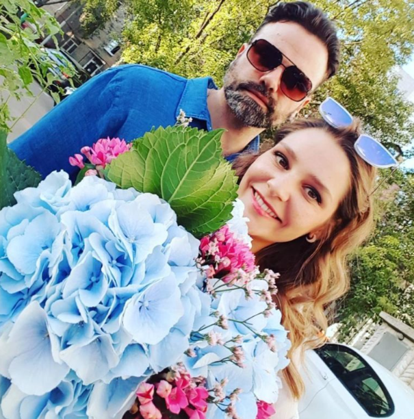 «Старше на шесть лет, а выглядит как дед»: Тарханова поделилась совместными снимками с супругом