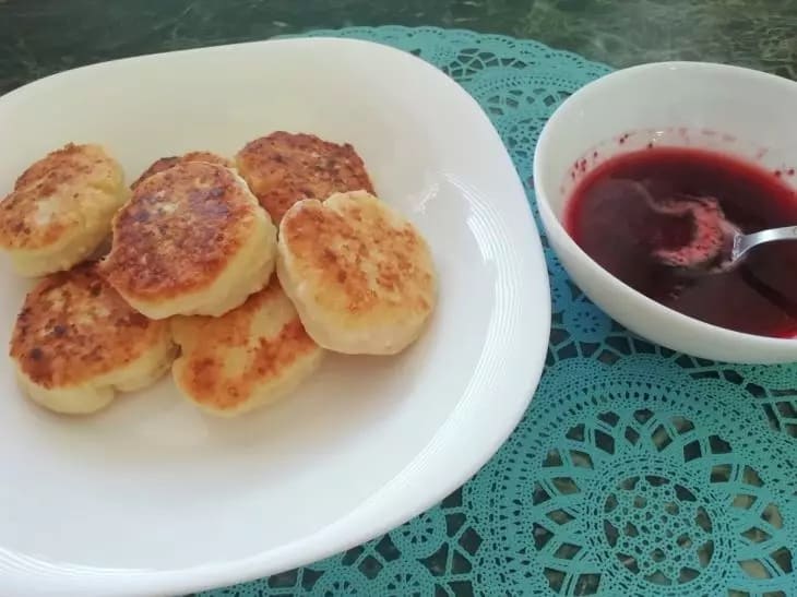 Как приготовить вкусные сырники с изюмом в духовке: получаются пышными и нежными – простой рецепт Как приготовить вкусные сырники с изюмом в духовке: получаются пышными и нежными – простой рецепт