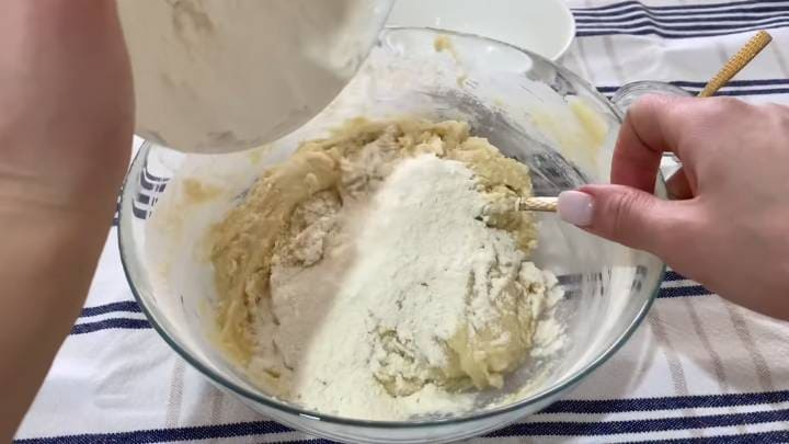 1 яйцо, мука и сметана! Вкуснейшее печенье «Гости на пороге»