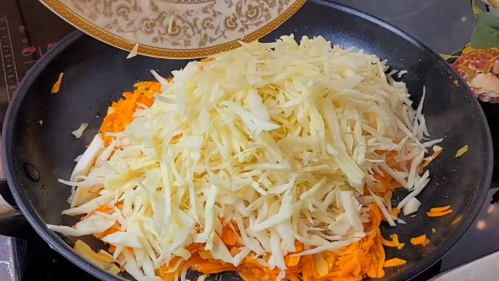 Коллега поделилась отличным рецептом: она взбивает капусту с кефиром! Вкусно, и мяса не надо