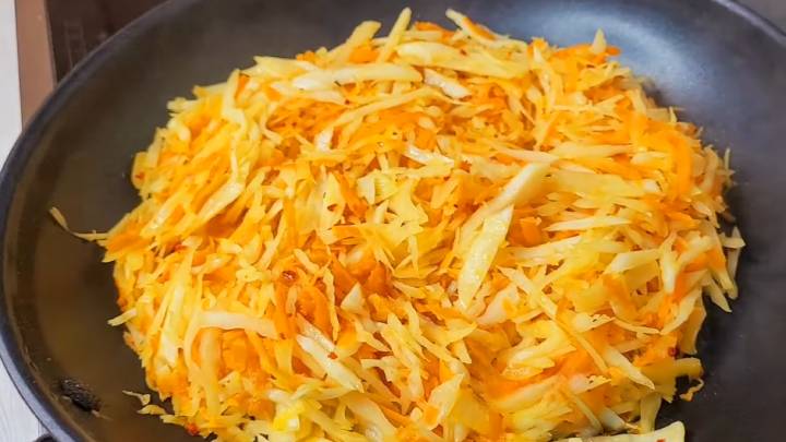 Коллега поделилась отличным рецептом: она взбивает капусту с кефиром! Вкусно, и мяса не надо