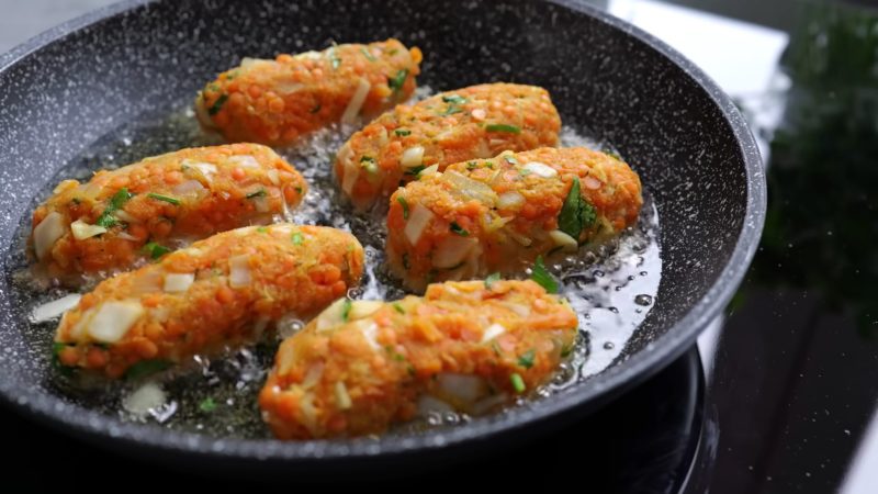 Постные котлетки из красной чечевицы, с таким блюдом и мясо не нужно
