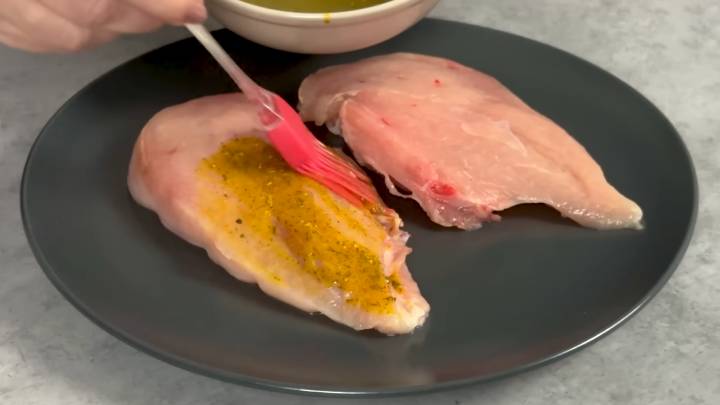 Знакомый повар раскрыл секрет самой сочной грудки без масла. Даже духовка не понадобится!