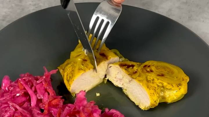Знакомый повар раскрыл секрет самой сочной грудки без масла. Даже духовка не понадобится!