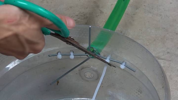 Шланг + бутылка стали диковинкой нашего участка! Бесподобно и красиво