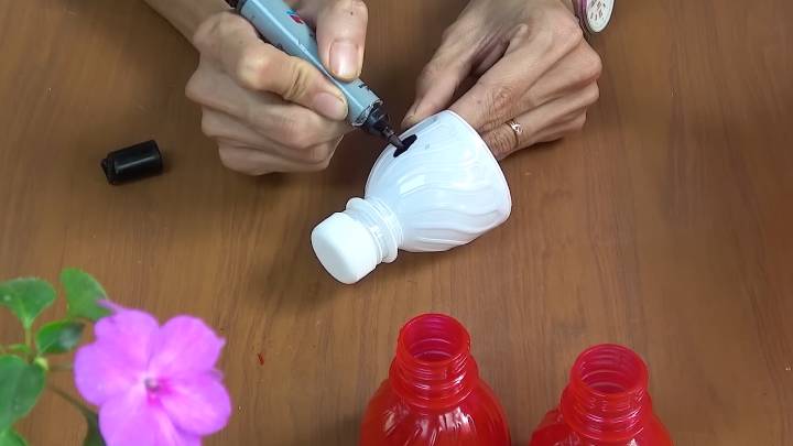 Шланг + бутылка стали диковинкой нашего участка! Бесподобно и красиво