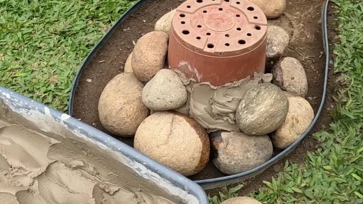 Навыки моего соседа-садовода впечатляют: так клумбы оформляет только он. Подсмотрела и повторила