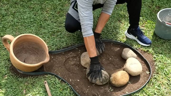 Навыки моего соседа-садовода впечатляют: так клумбы оформляет только он. Подсмотрела и повторила