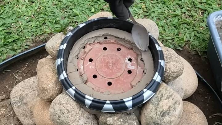 Навыки моего соседа-садовода впечатляют: так клумбы оформляет только он. Подсмотрела и повторила