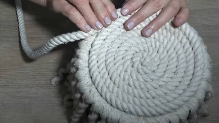 Забрала у бабули сломанное ведро. Вернула уже изящную самоделку