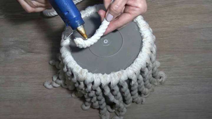 Забрала у бабули сломанное ведро. Вернула уже изящную самоделку