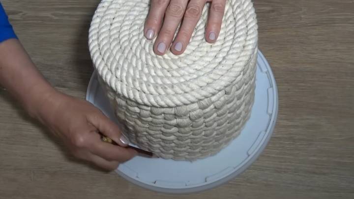 Забрала у бабули сломанное ведро. Вернула уже изящную самоделку