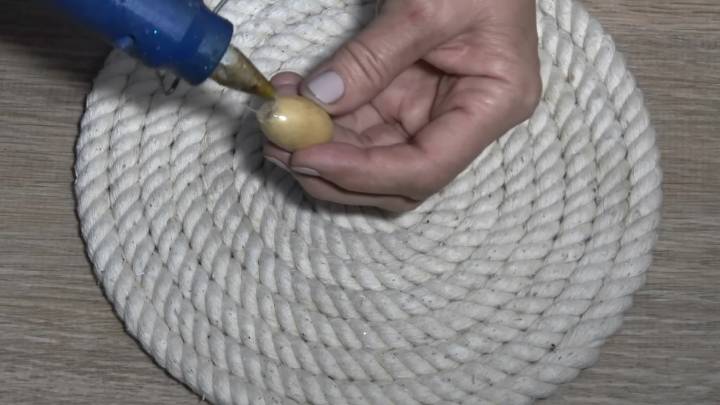 Забрала у бабули сломанное ведро. Вернула уже изящную самоделку