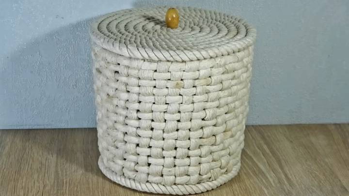 Забрала у бабули сломанное ведро. Вернула уже изящную самоделку