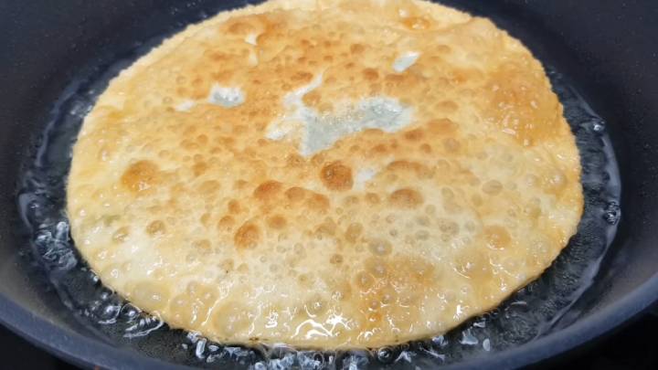 Лепёшки разлетаются быстрее чебуреков! С ними и мяса не надо