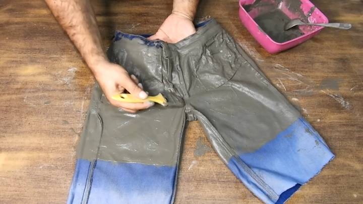 Спасибо соседу за блестящую идею! Отрезала штанины у джинсов и залила цементом