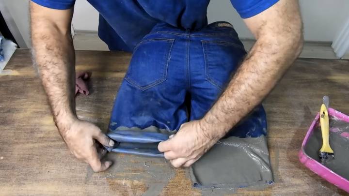 Спасибо соседу за блестящую идею! Отрезала штанины у джинсов и залила цементом