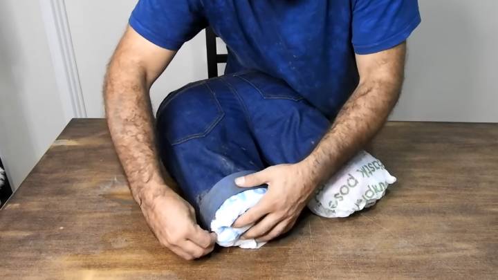 Спасибо соседу за блестящую идею! Отрезала штанины у джинсов и залила цементом