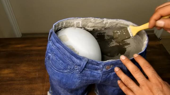 Спасибо соседу за блестящую идею! Отрезала штанины у джинсов и залила цементом