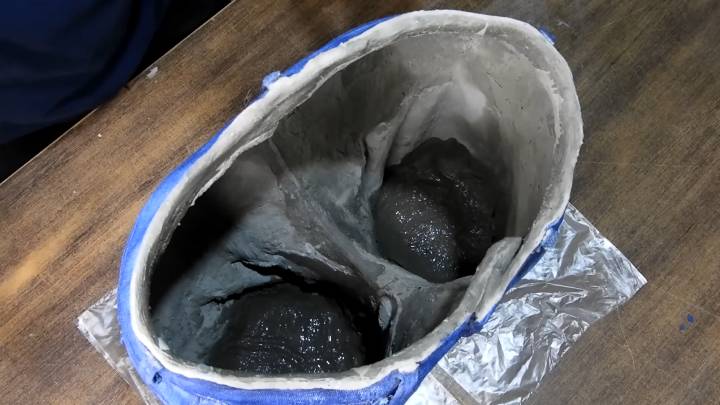 Спасибо соседу за блестящую идею! Отрезала штанины у джинсов и залила цементом