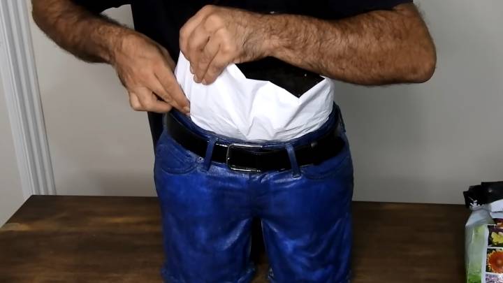 Спасибо соседу за блестящую идею! Отрезала штанины у джинсов и залила цементом