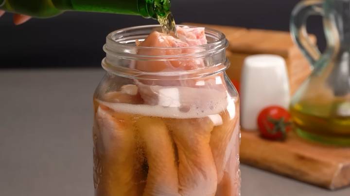 В KFC больше не хожу. Заливаю курицу пивом и жарю самые хрустящие ножки