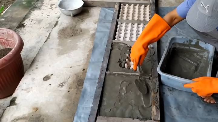 Положила яичные лотки на пол и залила цементом. Идея-находка для участка