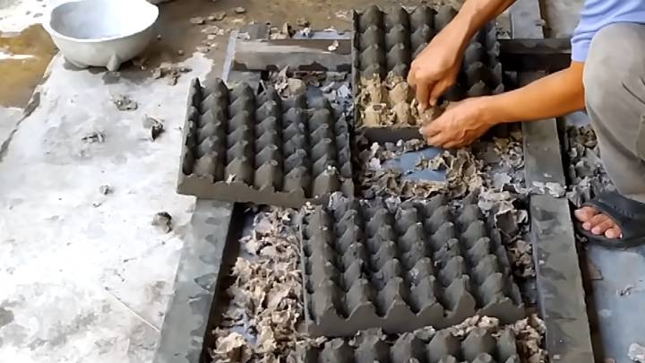 Положила яичные лотки на пол и залила цементом. Идея-находка для участка