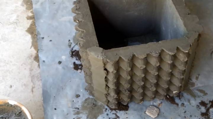 Положила яичные лотки на пол и залила цементом. Идея-находка для участка