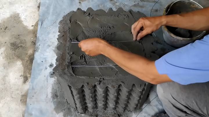 Положила яичные лотки на пол и залила цементом. Идея-находка для участка