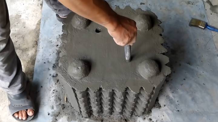 Положила яичные лотки на пол и залила цементом. Идея-находка для участка