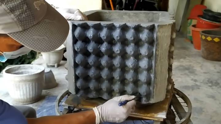 Положила яичные лотки на пол и залила цементом. Идея-находка для участка