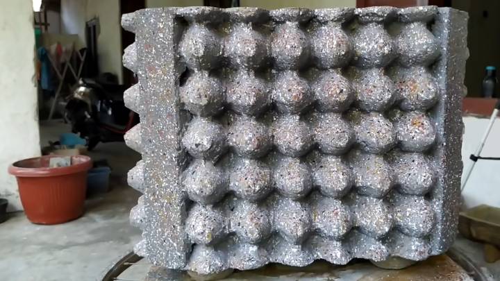 Положила яичные лотки на пол и залила цементом. Идея-находка для участка