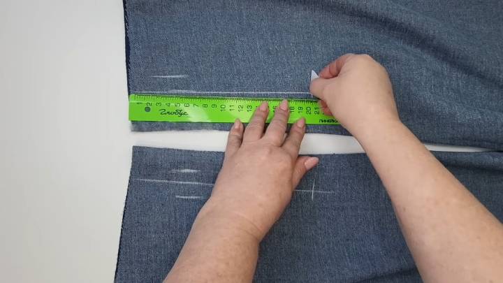 Спасибо научившей меня наставнице. С лёгкостью сузила и укоротила джинсы