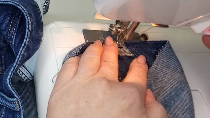 Спасибо научившей меня наставнице. С лёгкостью сузила и укоротила джинсы