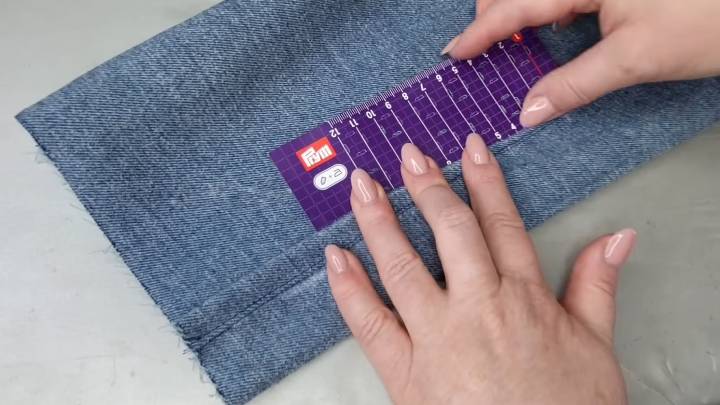 Спасибо научившей меня наставнице. С лёгкостью сузила и укоротила джинсы