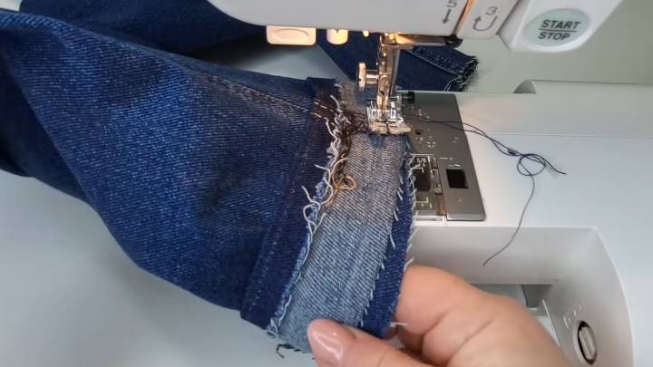 Спасибо научившей меня наставнице. С лёгкостью сузила и укоротила джинсы