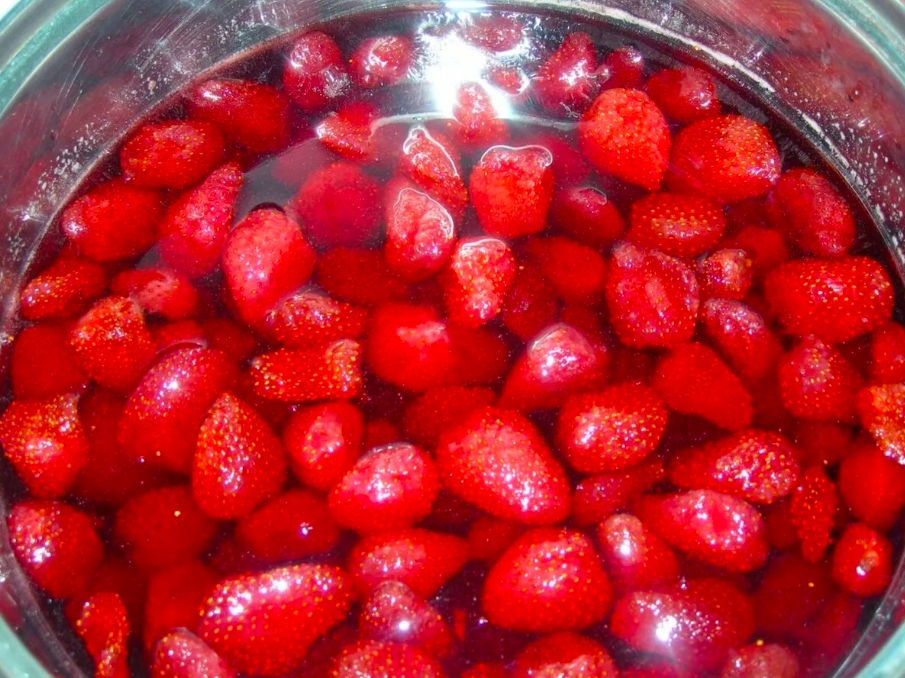 Мой способ делать клубничное варенье, чтобы ягоды получались как мармеладки. Уже много лет так делаю