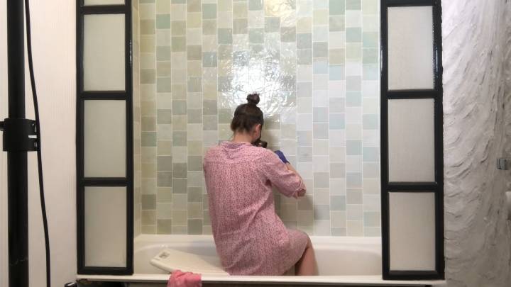 Заходя в ванную, гости спрашивают, дорогая ли плитка. И не верят, что её там нет