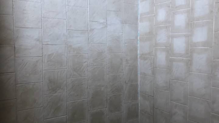 Заходя в ванную, гости спрашивают, дорогая ли плитка. И не верят, что её там нет