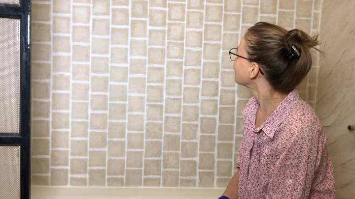 Заходя в ванную, гости спрашивают, дорогая ли плитка. И не верят, что её там нет