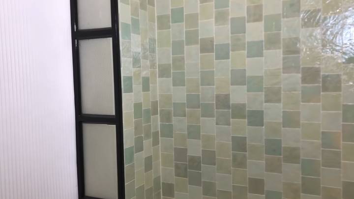 Заходя в ванную, гости спрашивают, дорогая ли плитка. И не верят, что её там нет