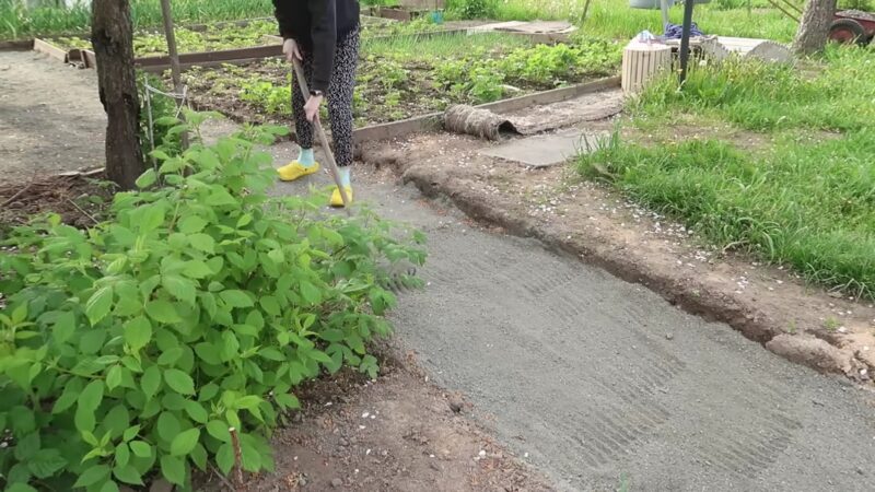 Бюджетные дорожки из бетона на участке женскими руками. Просто и быстро, справится каждый