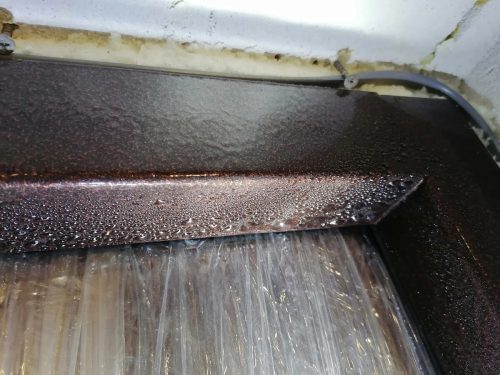 Простое решение, чтобы входная дверь не промерзала зимой. Сделал себе, проверил в морозы