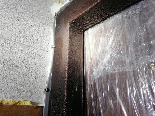 Простое решение, чтобы входная дверь не промерзала зимой. Сделал себе, проверил в морозы