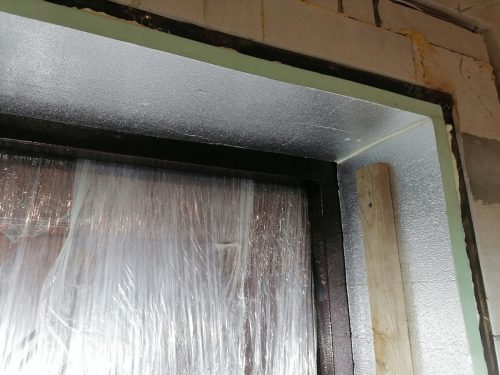 Простое решение, чтобы входная дверь не промерзала зимой. Сделал себе, проверил в морозы