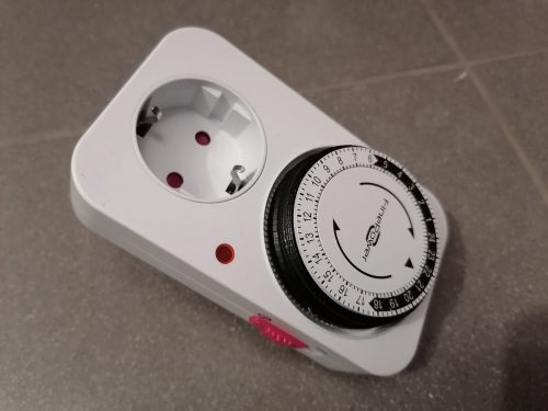 Простое решение, чтобы входная дверь не промерзала зимой. Сделал себе, проверил в морозы