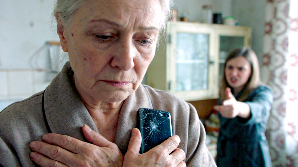 «Мы тебе последнее отдаем, а ты богачка!» — дочь случайно увидела мой счет